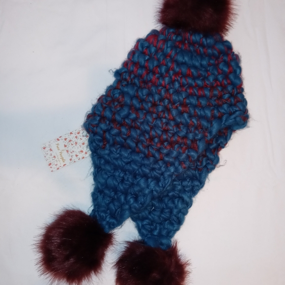 Nwt. FREE PEOPLE WINTER HAT. BLUE AND MAROON.